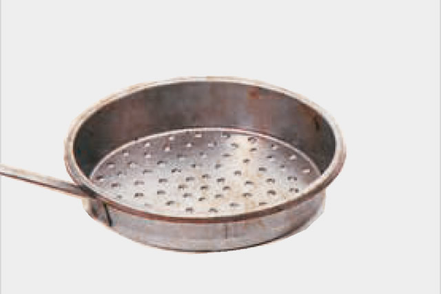 produzione-padella-per-cucinare-castagne-nel-camino